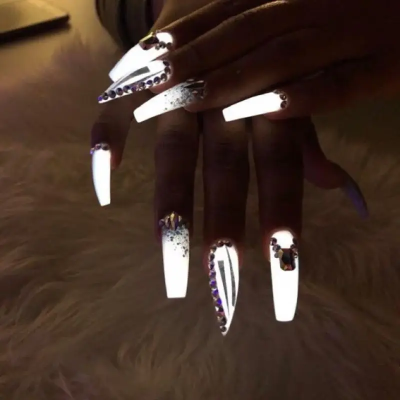 creative-glow-in-the-dark-nails-styles-1.webp