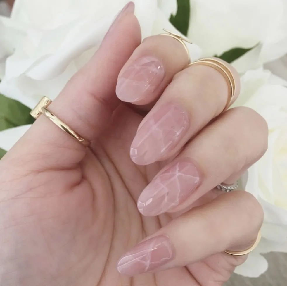 idea-marble-rose-quartz-nails.webp