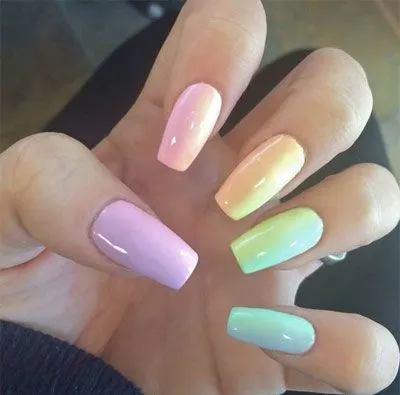 idea-pastel-rainbow-nails.webp